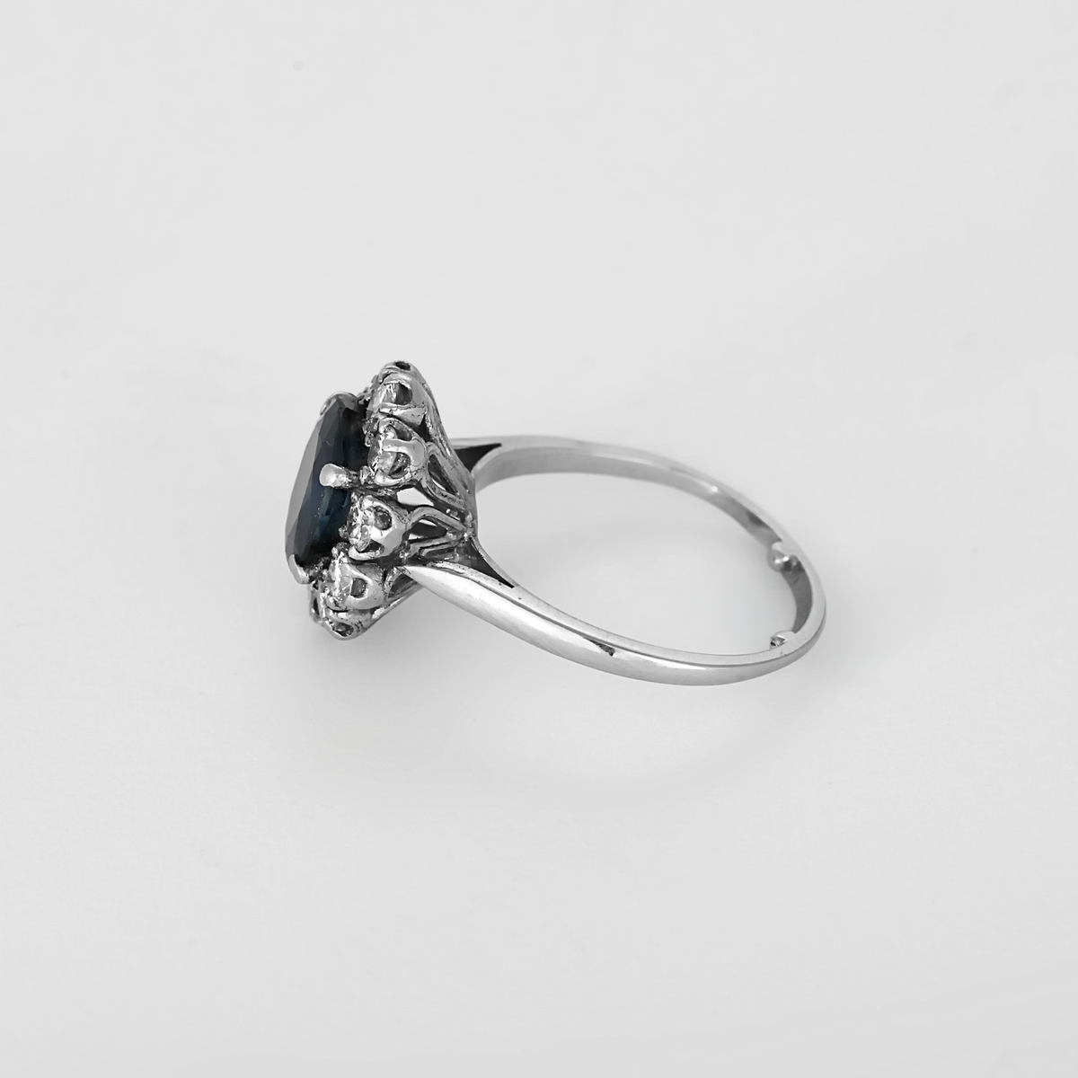 Bague Marguerite en or blanc, saphir et diamants