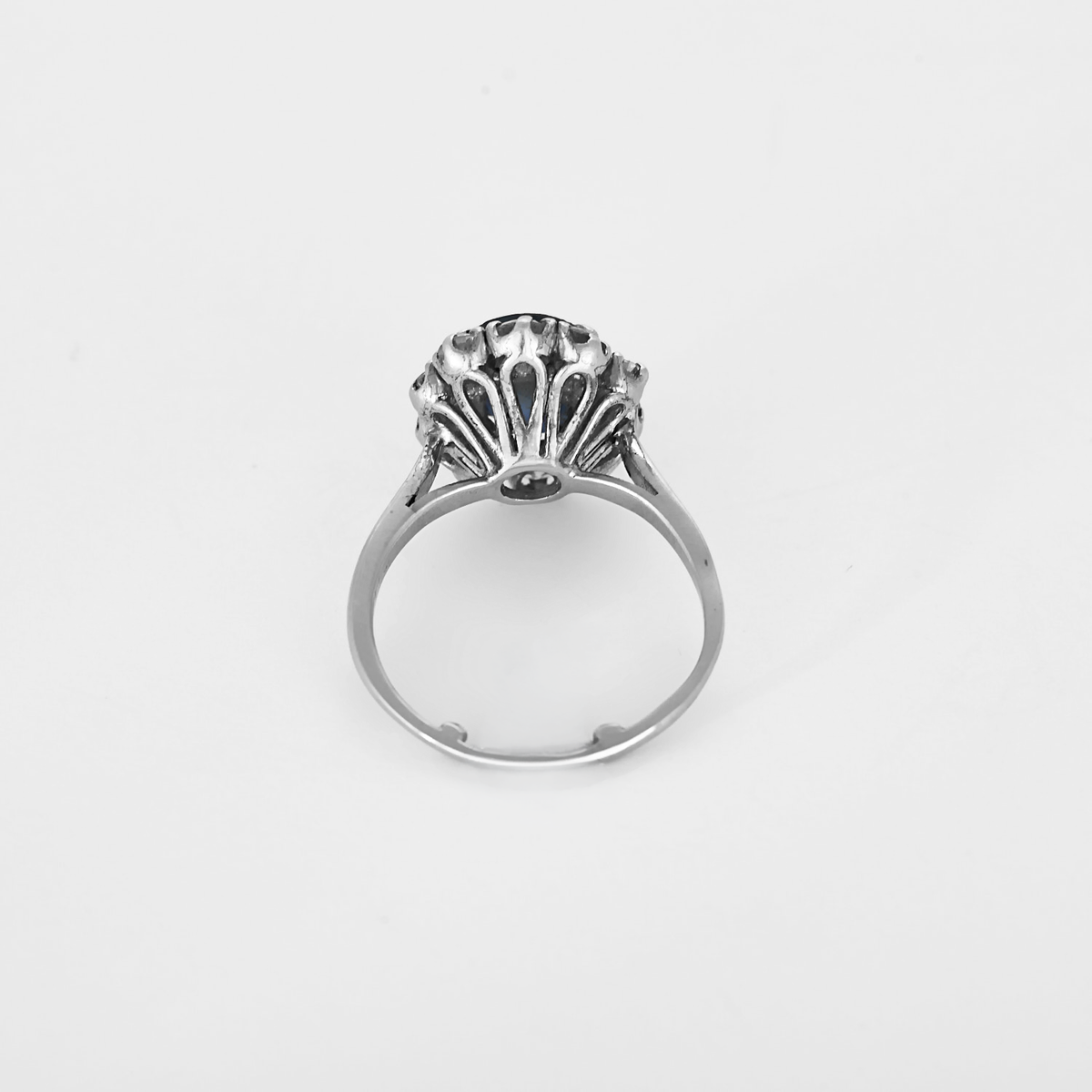Bague Marguerite en or blanc, saphir et diamants