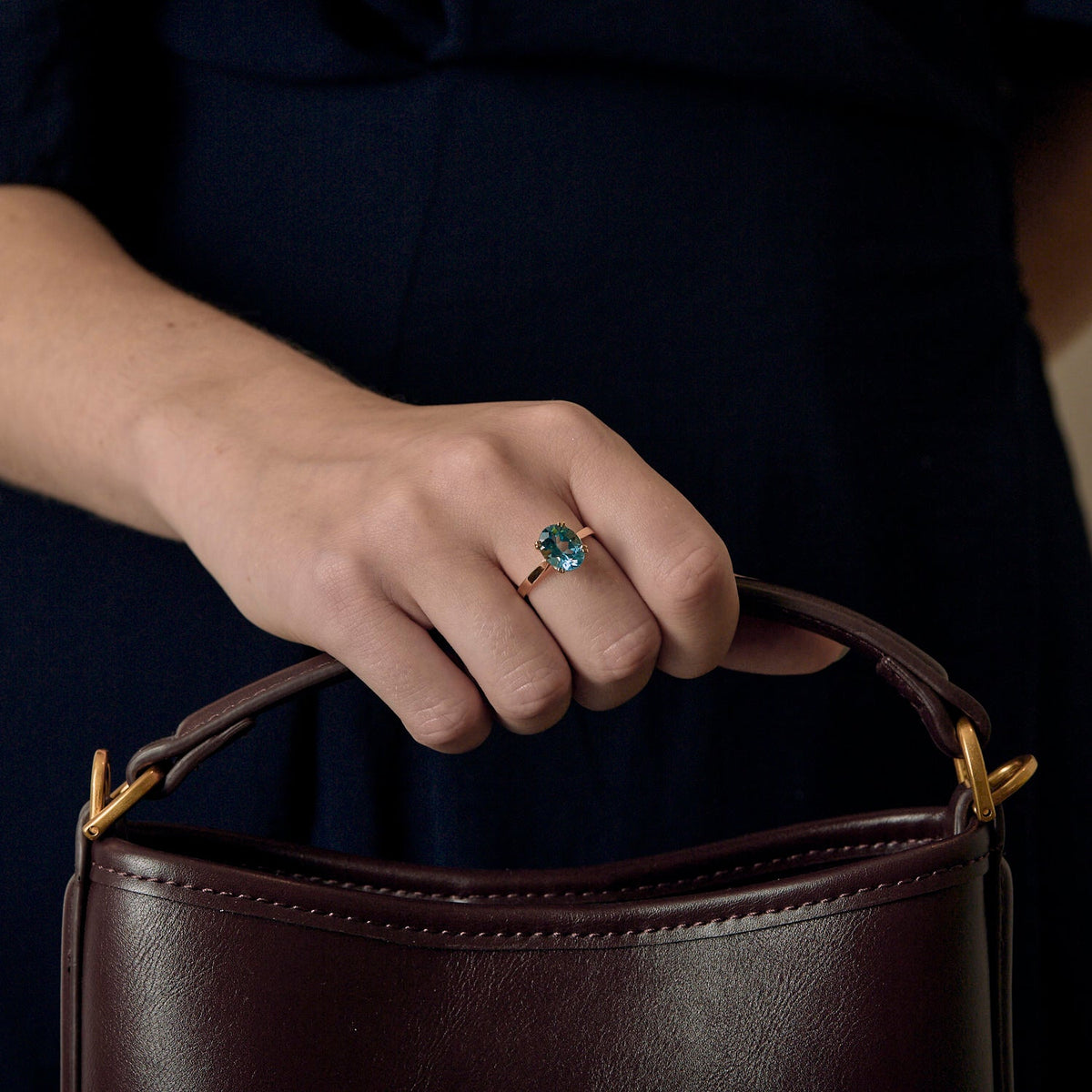 Bague coktail en or jaune 18k Topaze bleue