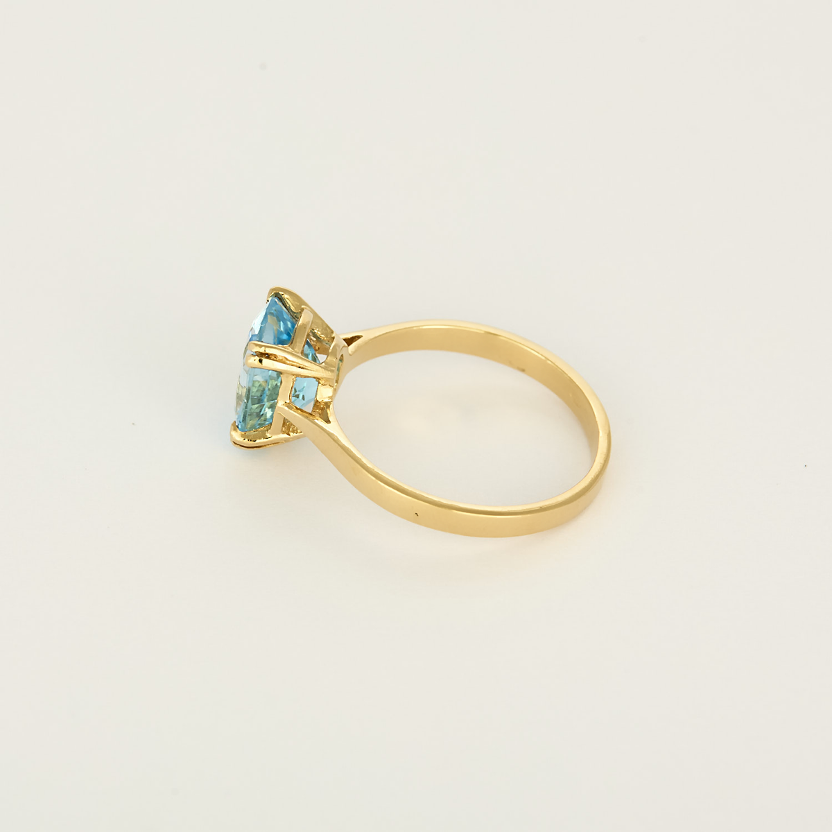 Bague coktail en or jaune 18k Topaze bleue