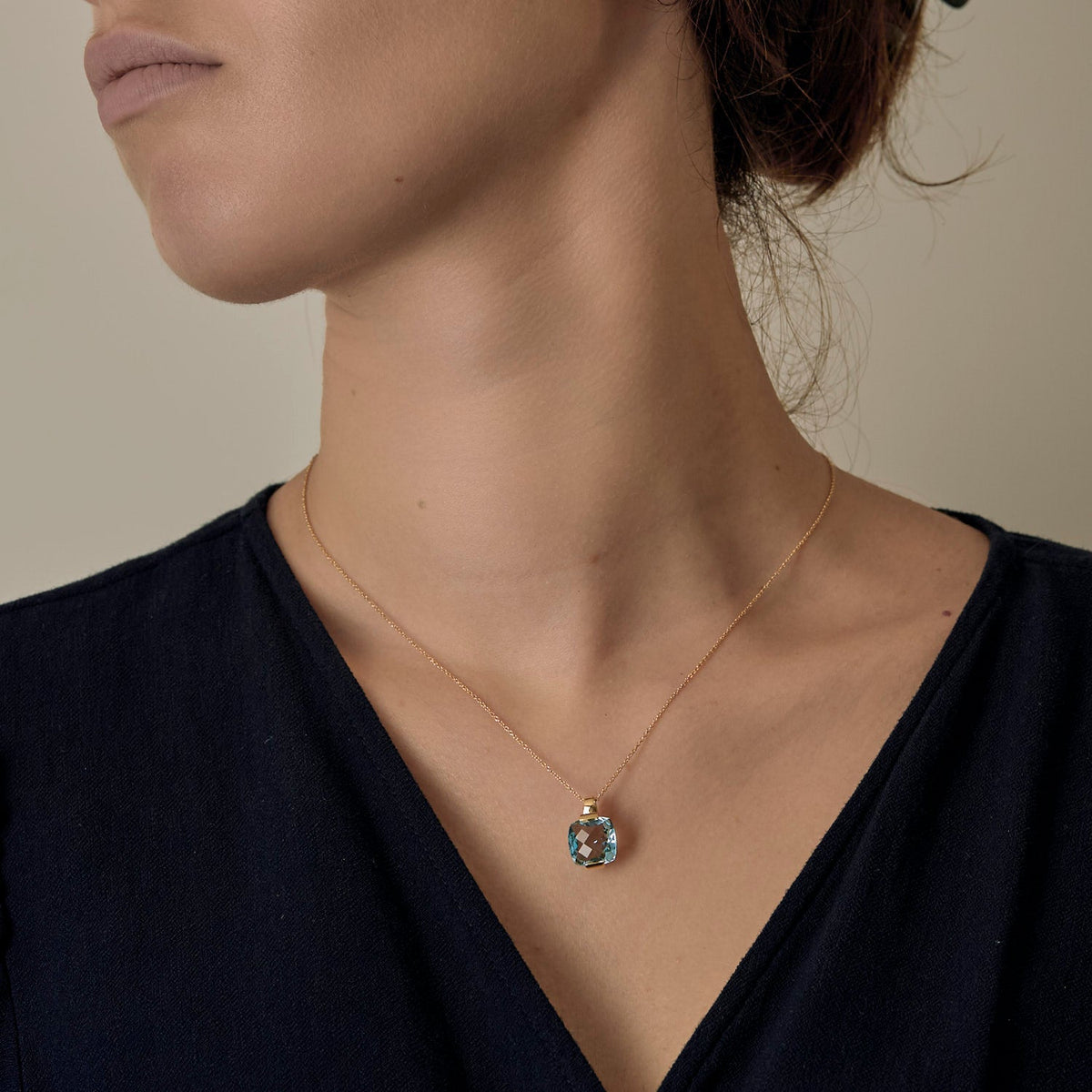 Collier en or jaune et topaze