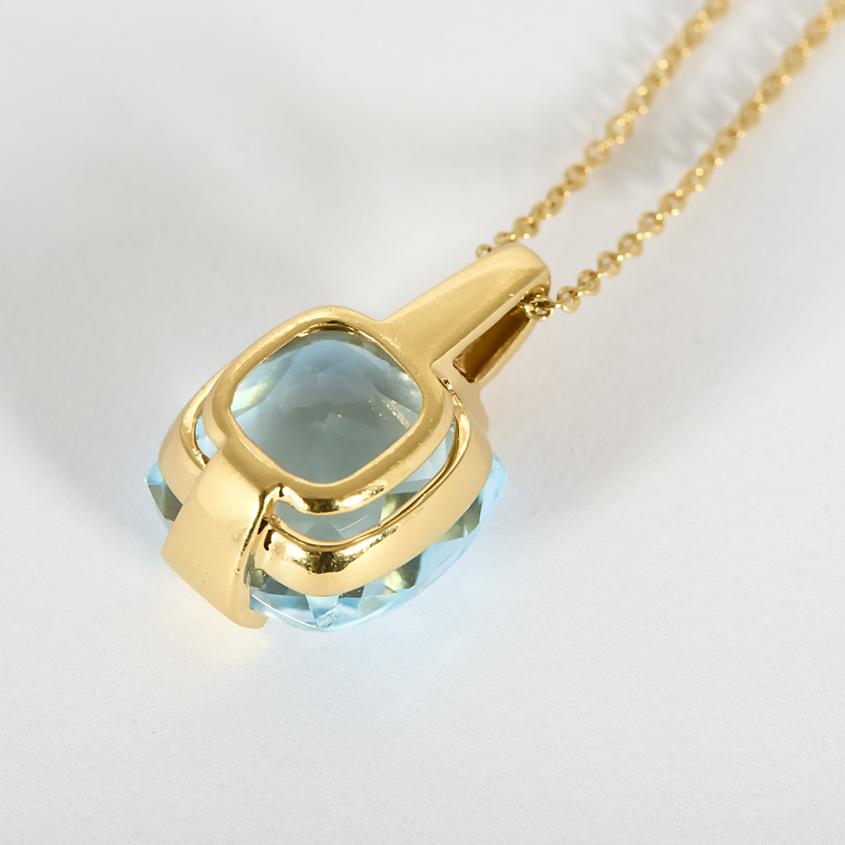 Collier en or jaune et topaze
