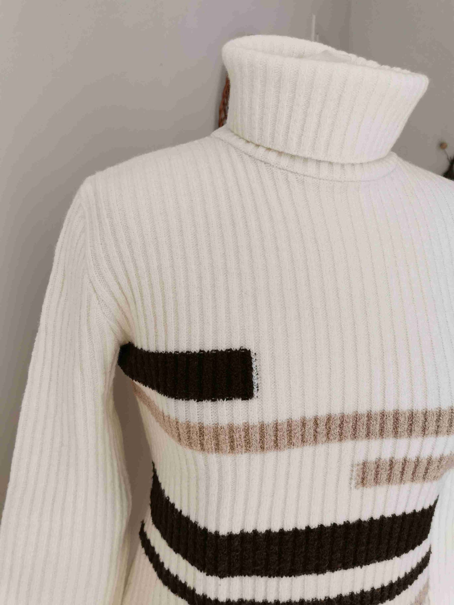 Pull côtelé à col roulé