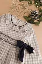 Adriana, robe à smocks en sergé vichy gris pâle