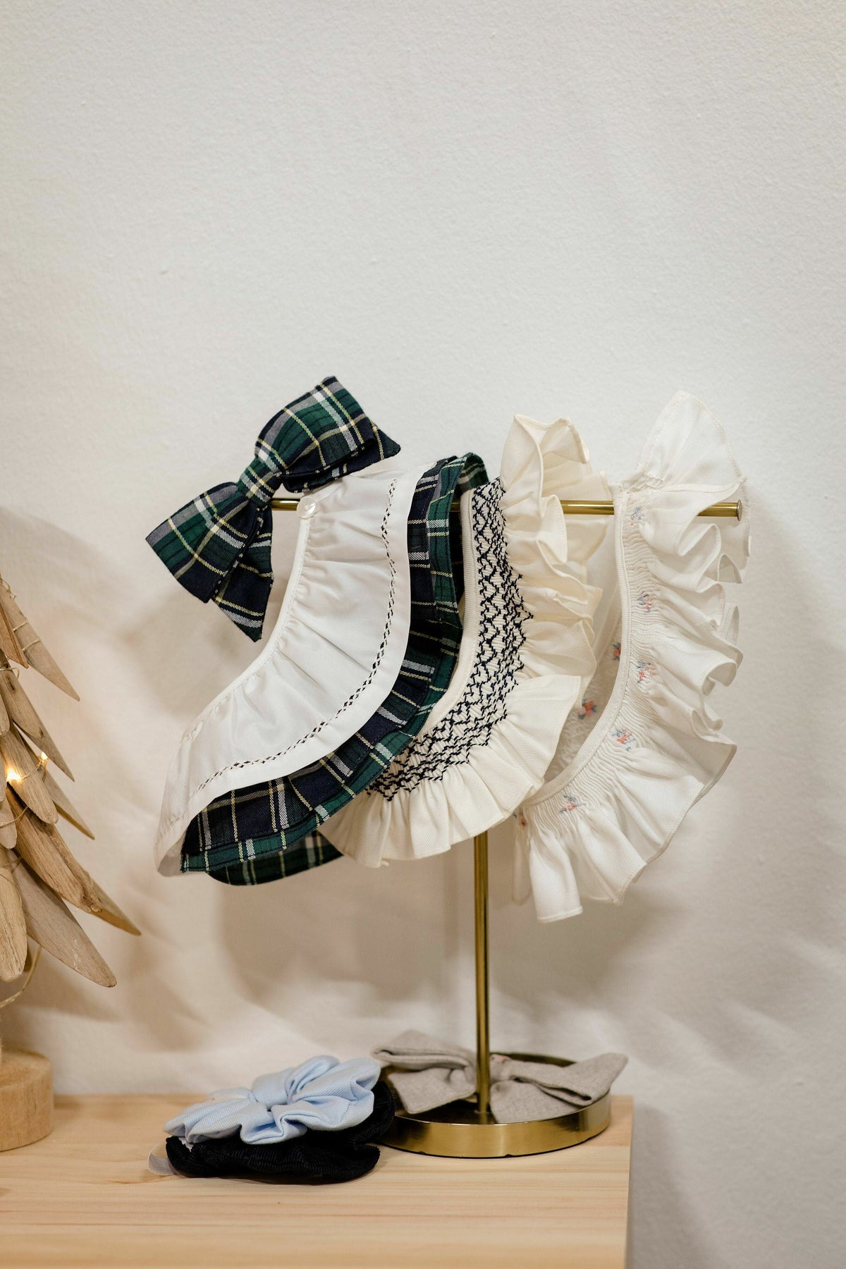 Améline, col à volants brodés et smockés, en twill blanc cassé