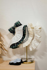 Améline, col à volants brodés et smockés, en twill blanc cassé