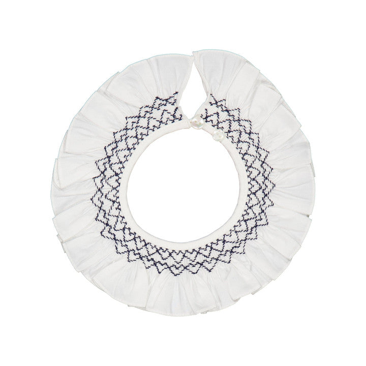 Améline, col à volants brodés et smockés, en twill blanc cassé