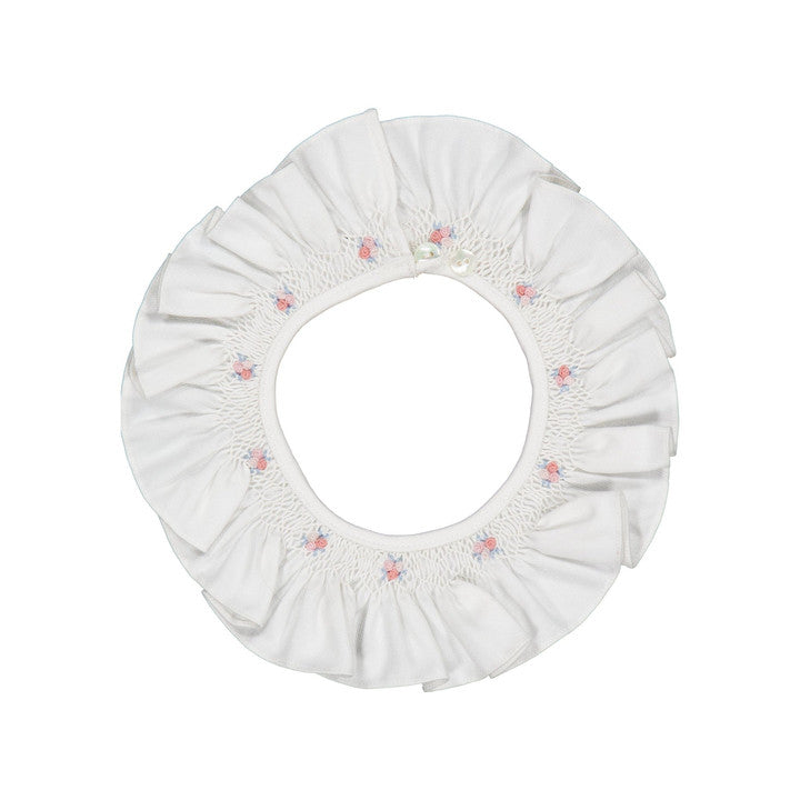 Améline, col amovible volanté et brodé, en twill blanc cassé