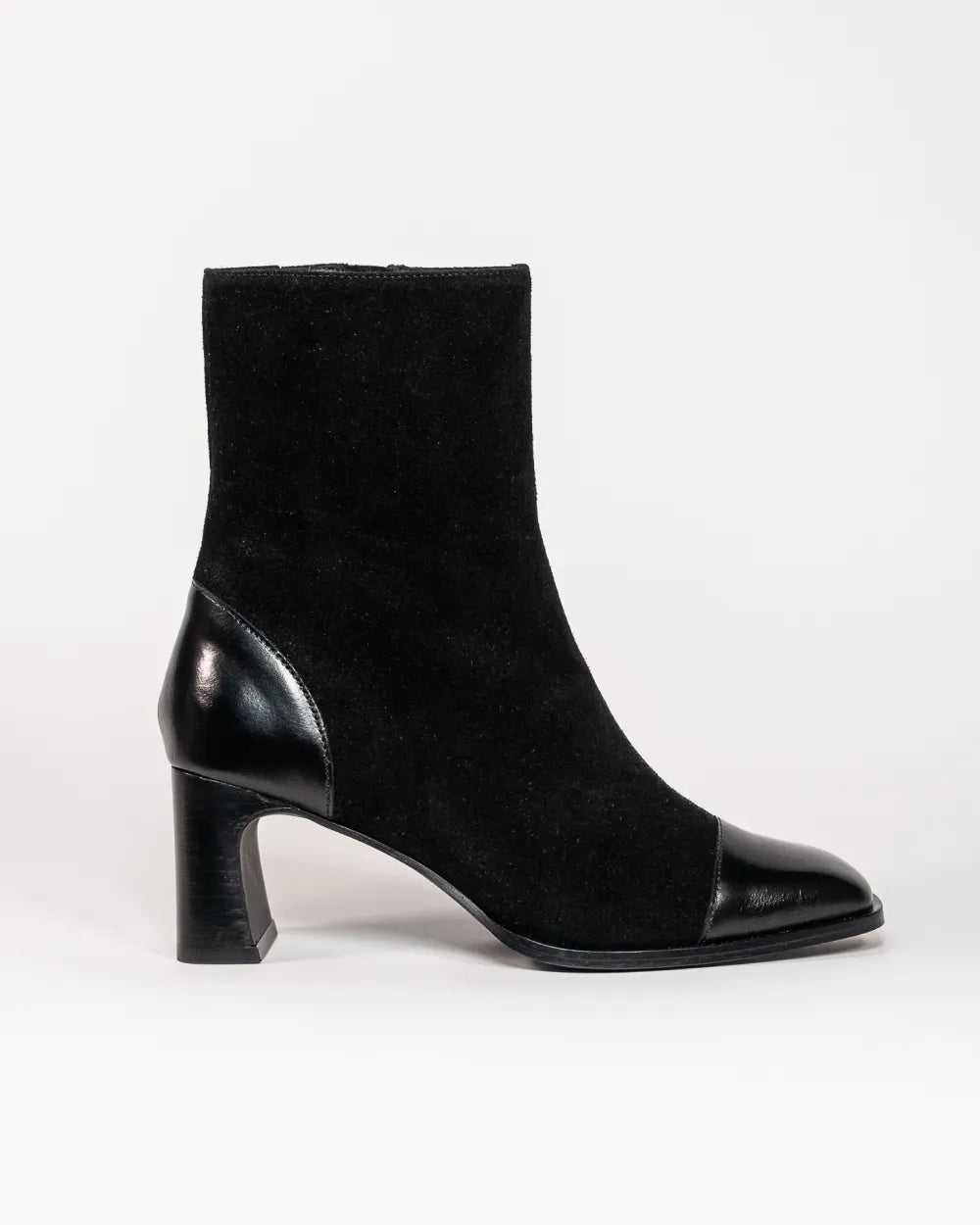 bottines cuir noirs talon fin féminine et élégante