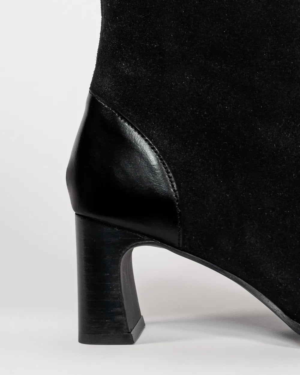 bottines cuir noirs talon fin féminine et élégante