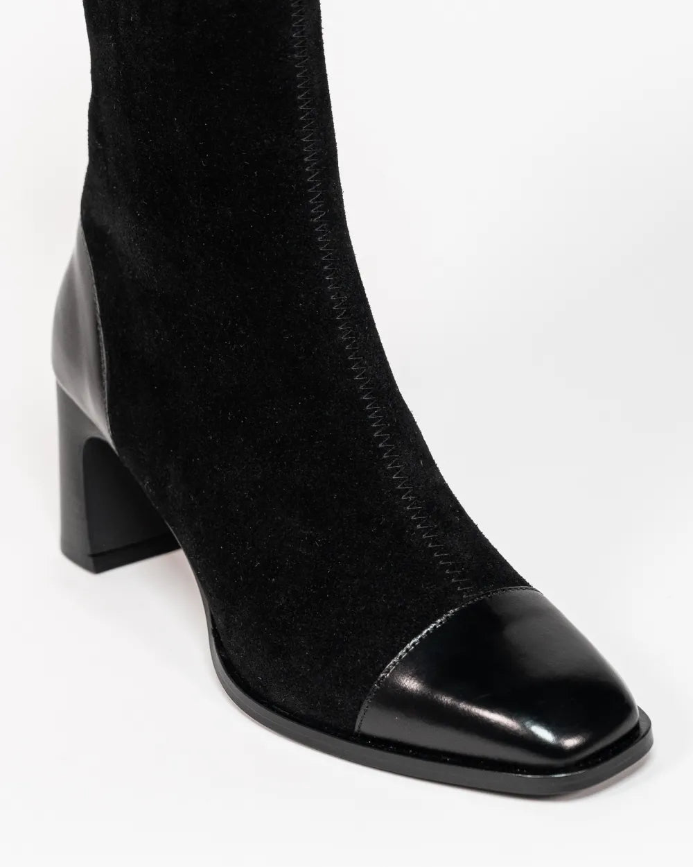 bottines cuir noirs talon fin féminine et élégante