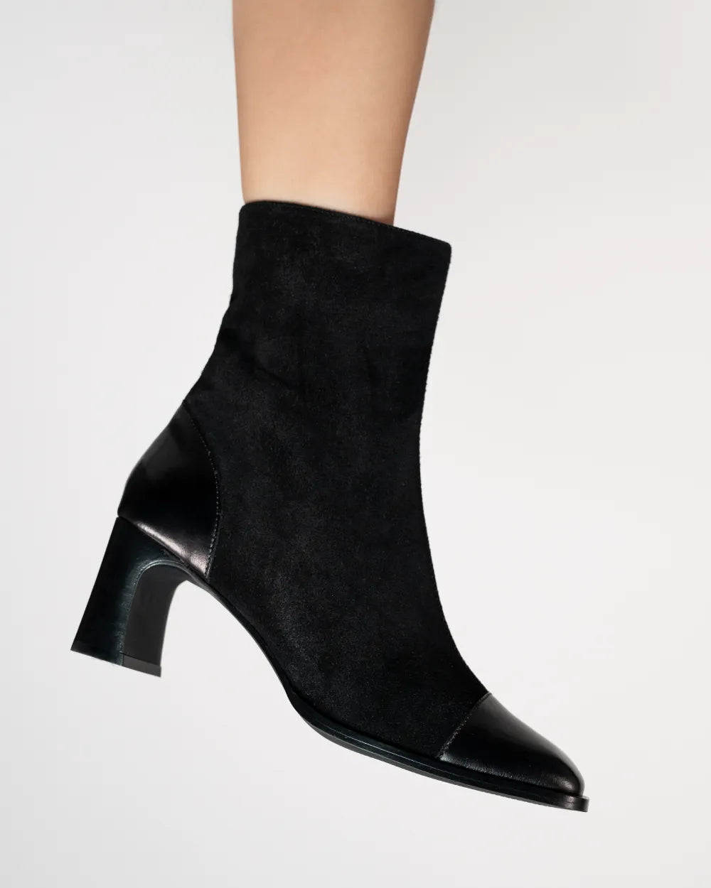 bottines cuir noirs talon fin féminine et élégante