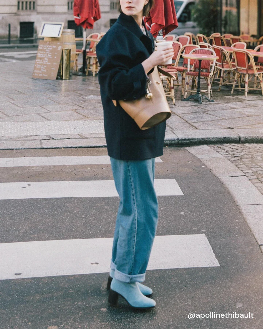 Appoline porte les CRISTOBAL - bottes à talons épais au style retro et cuir d'exception upcyclé daim bleu ciel.