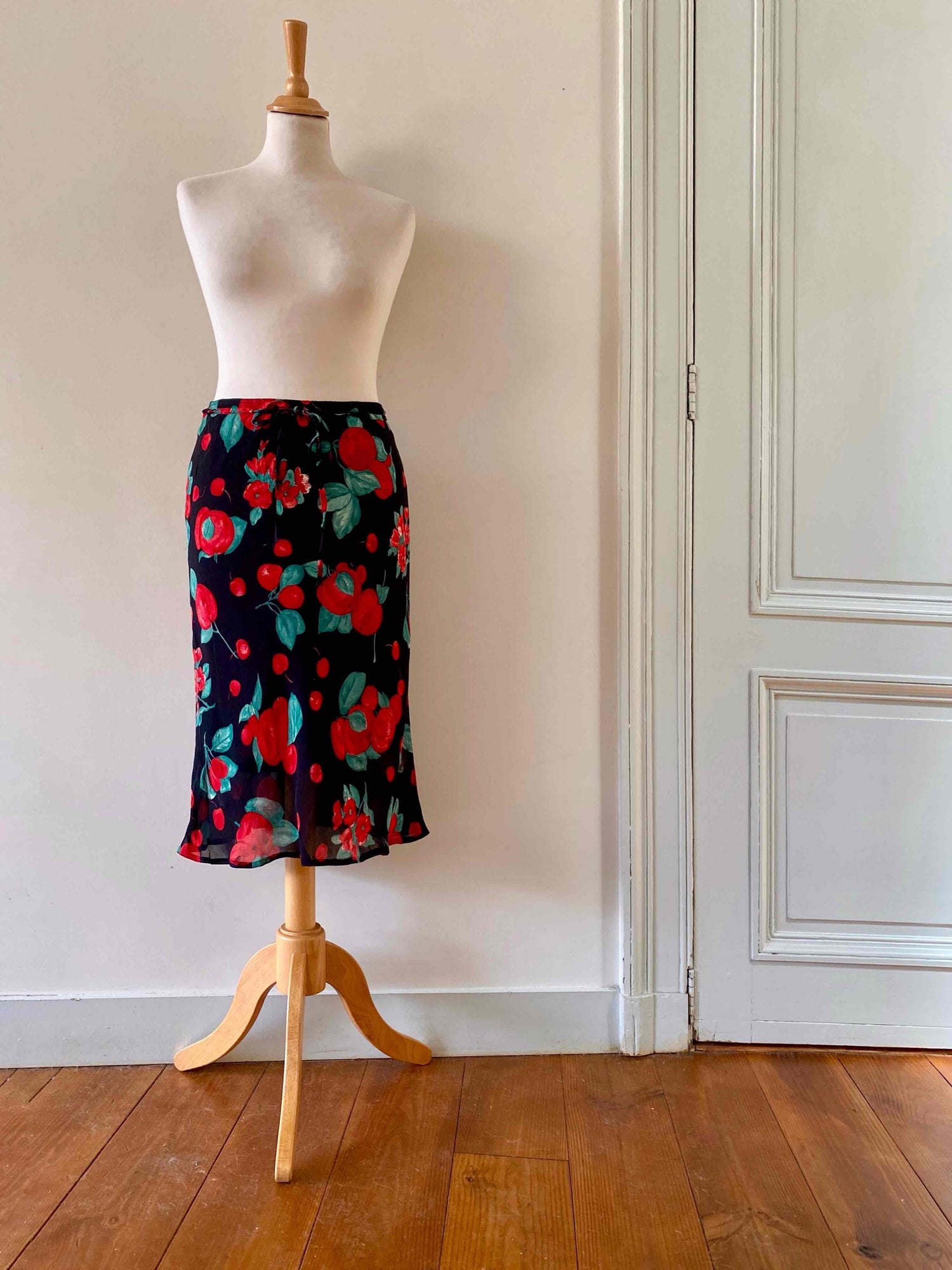 Cherry-colored midi skirt