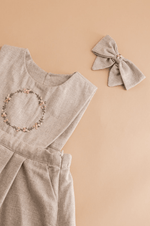 Bonnie-B, barrette brodée en sergé beige chiné