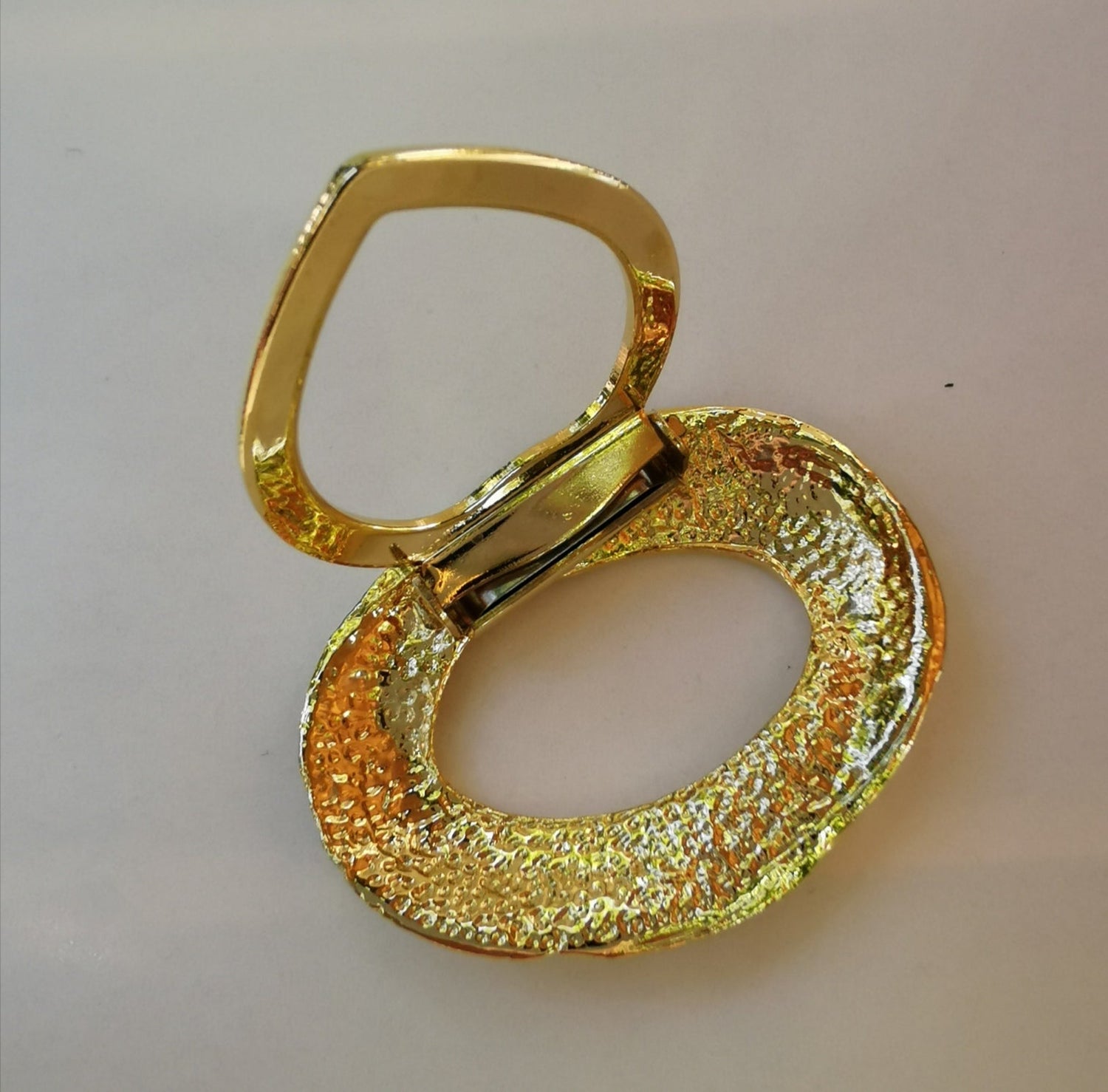 Broche en métal doré