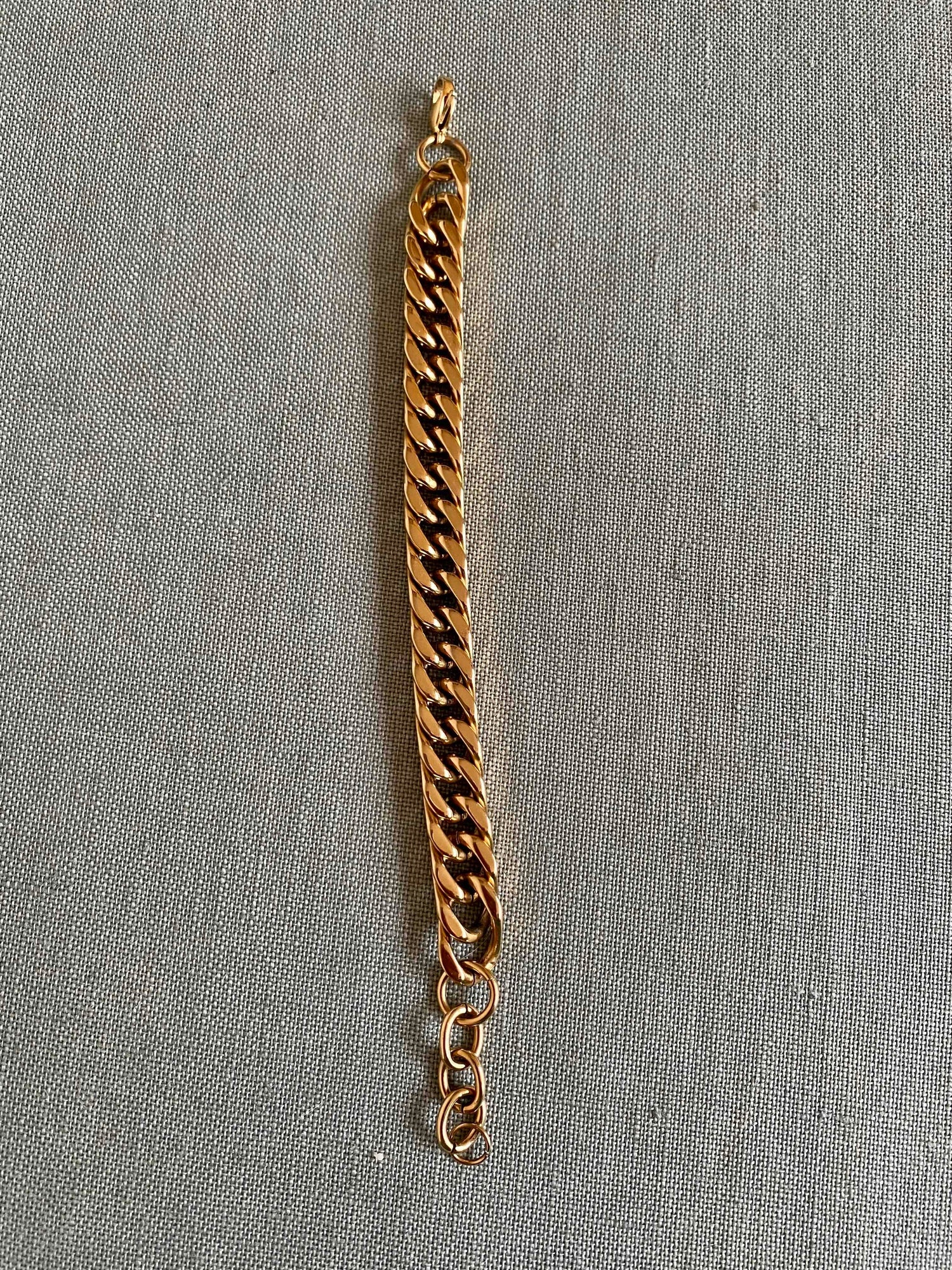 Bracelet en métal doré
