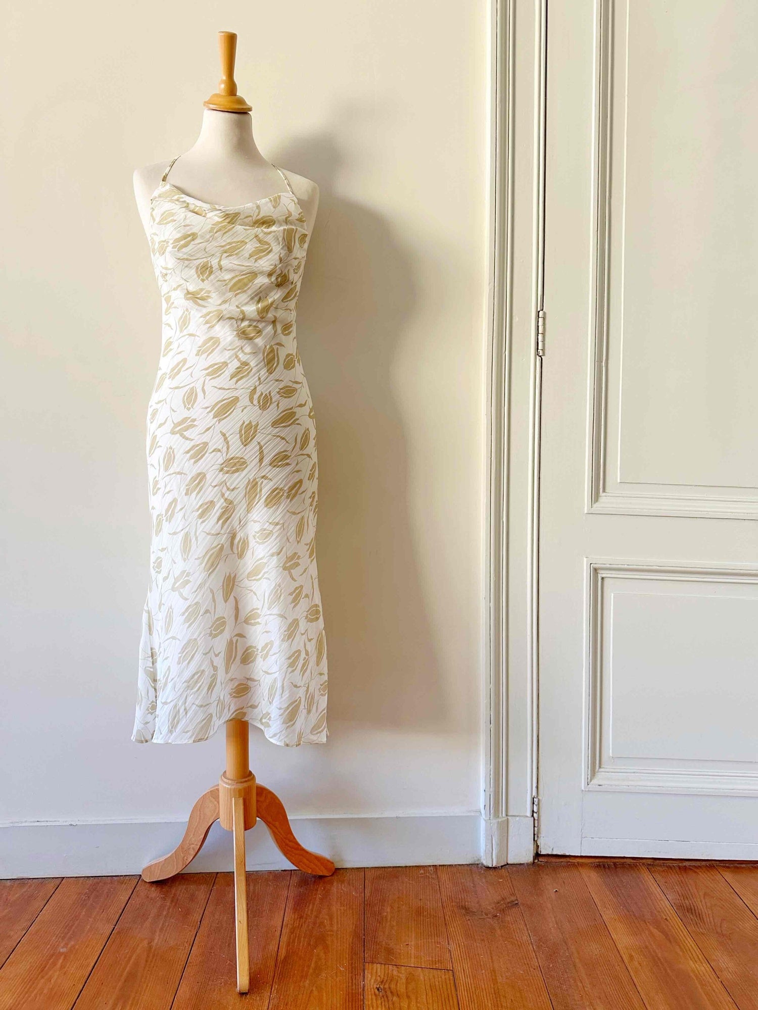 Backless dress