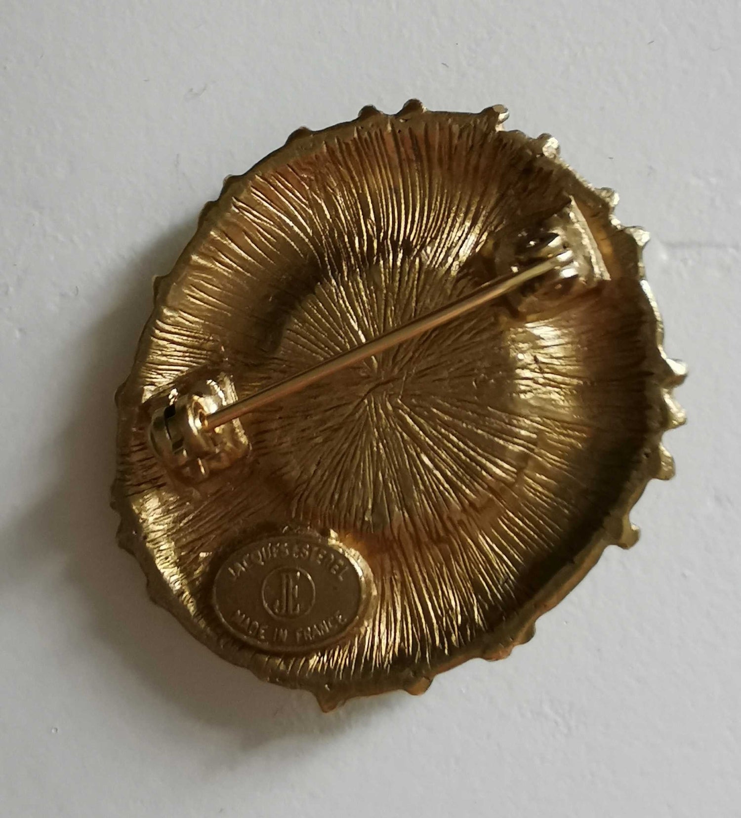 Broche dorée