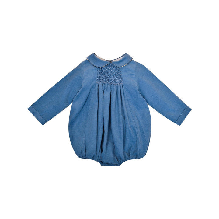 Caleb,Barboteuse bébé manches longues, col claudine avec biais Liberty, smockée devant, ouverture à l'entrejambe avec 3 boutons-pression, en Velours milleraie bleu porcelaine