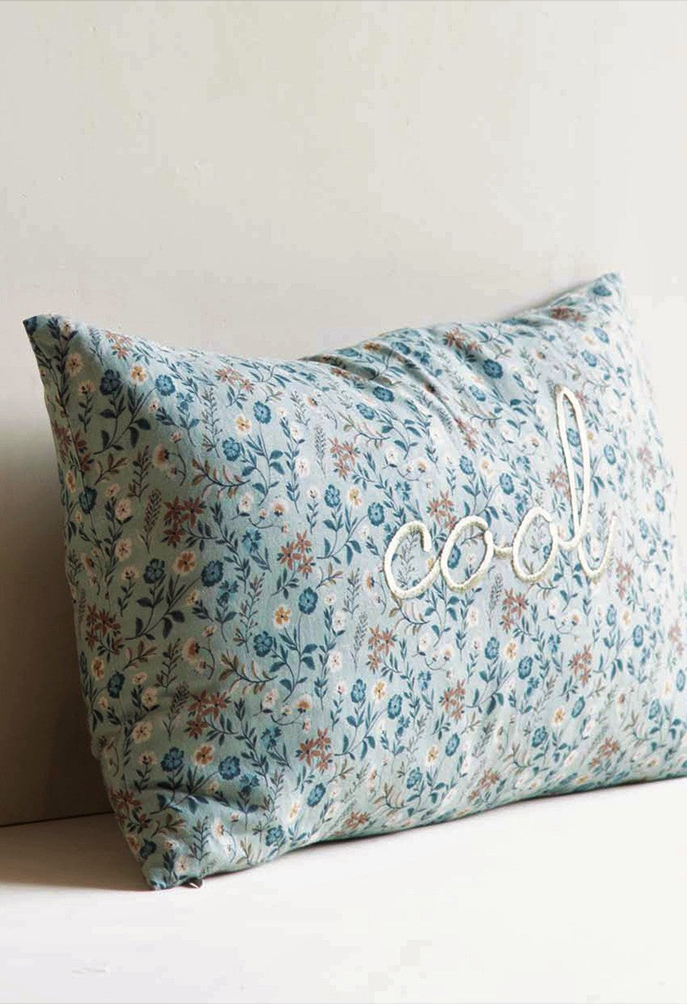 Housse De Coussin Colombo Brodé Cool Iris Ciel 30 X 50 Cm