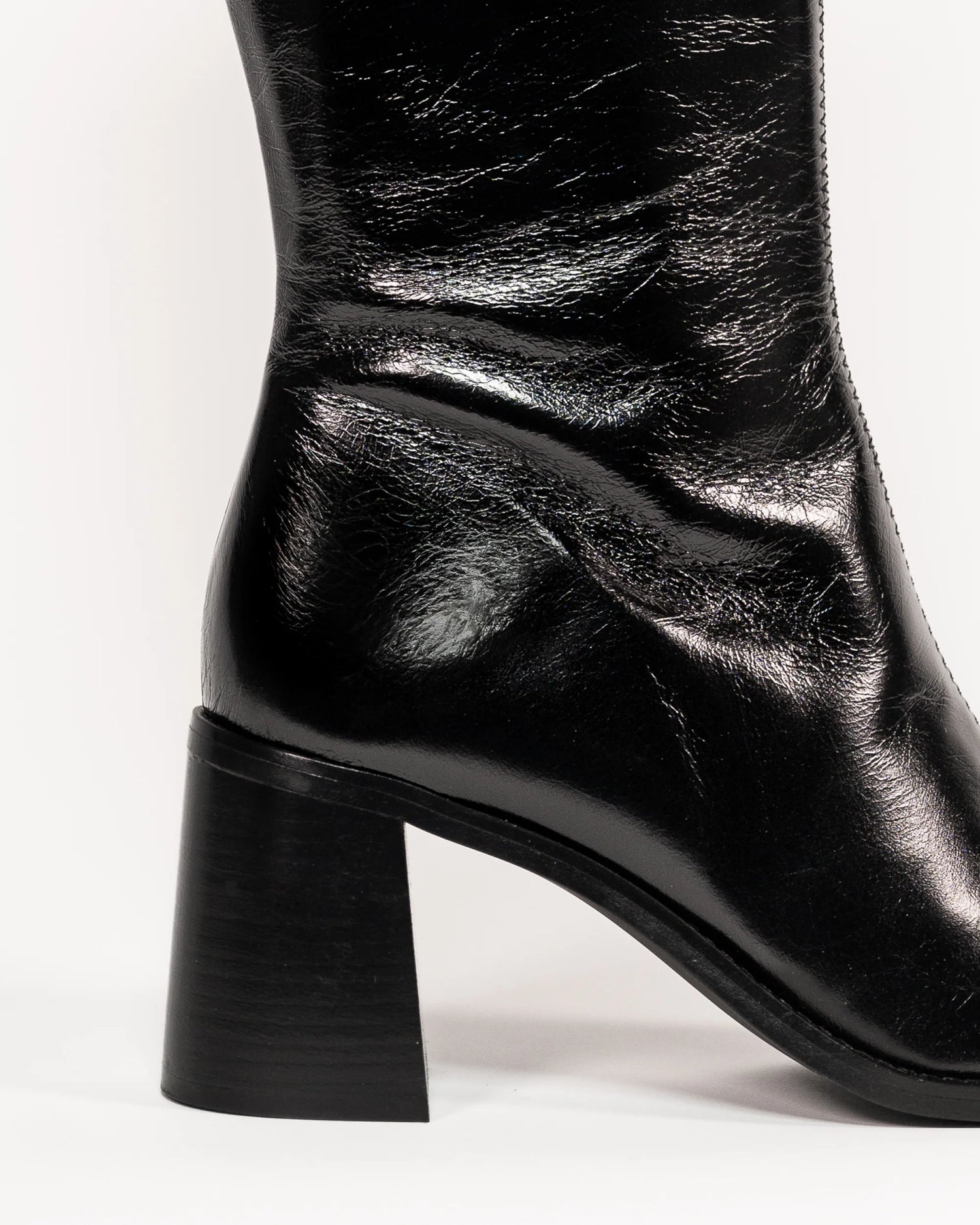 bottes noires à talon cuir vernis féminines et élégantes