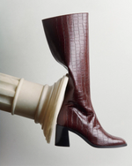 CRISTOBAL les bottes à talons épais au style retro et cuir d'exception upcyclé bordeaux embossé croco.