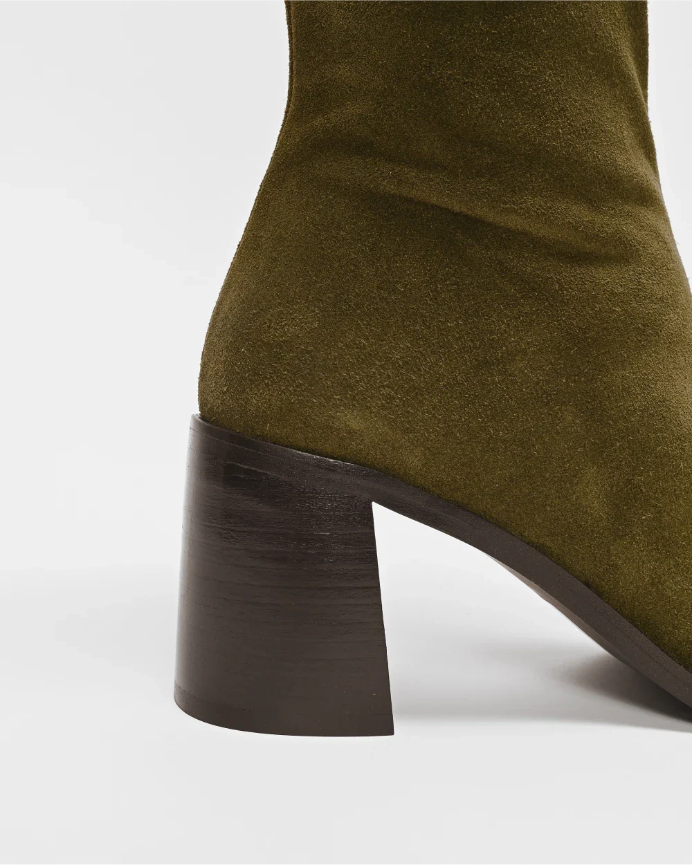 Zoom sur le talon épais de CRISTOBAL les bottes à talons épais au style retro et cuir d'exception upcyclé en daim kaki.