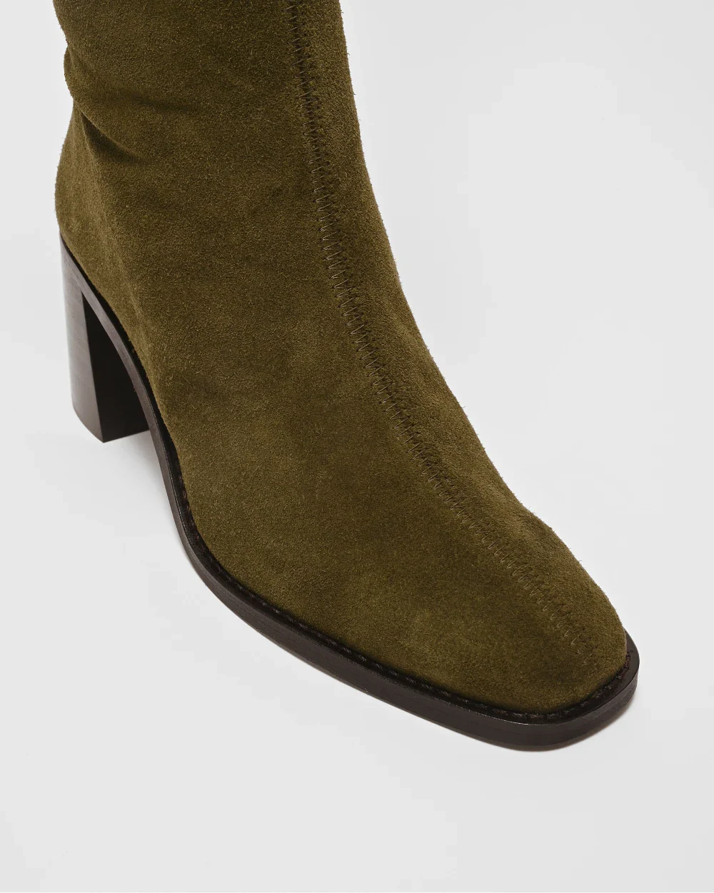 zoom sur la surpiqûre CRISTOBAL les bottes à talons épais au style retro et cuir d'exception upcyclé en daim kaki.