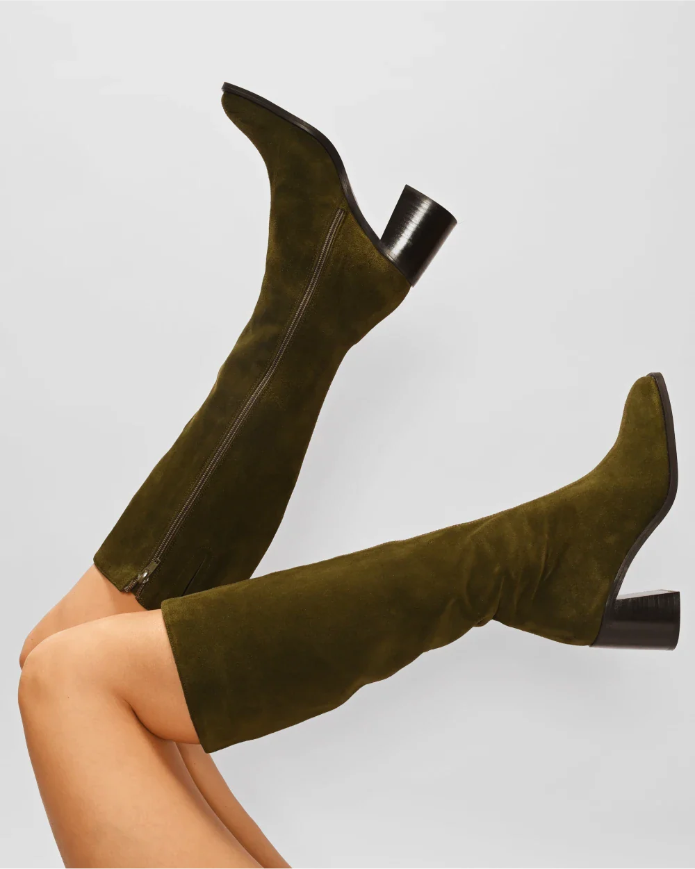 CRISTOBAL les bottes à talons épais au style retro et cuir d'exception upcyclé en daim kaki. jeu de jambes