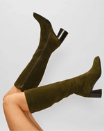 CRISTOBAL les bottes à talons épais au style retro et cuir d'exception upcyclé en daim kaki. jeu de jambes