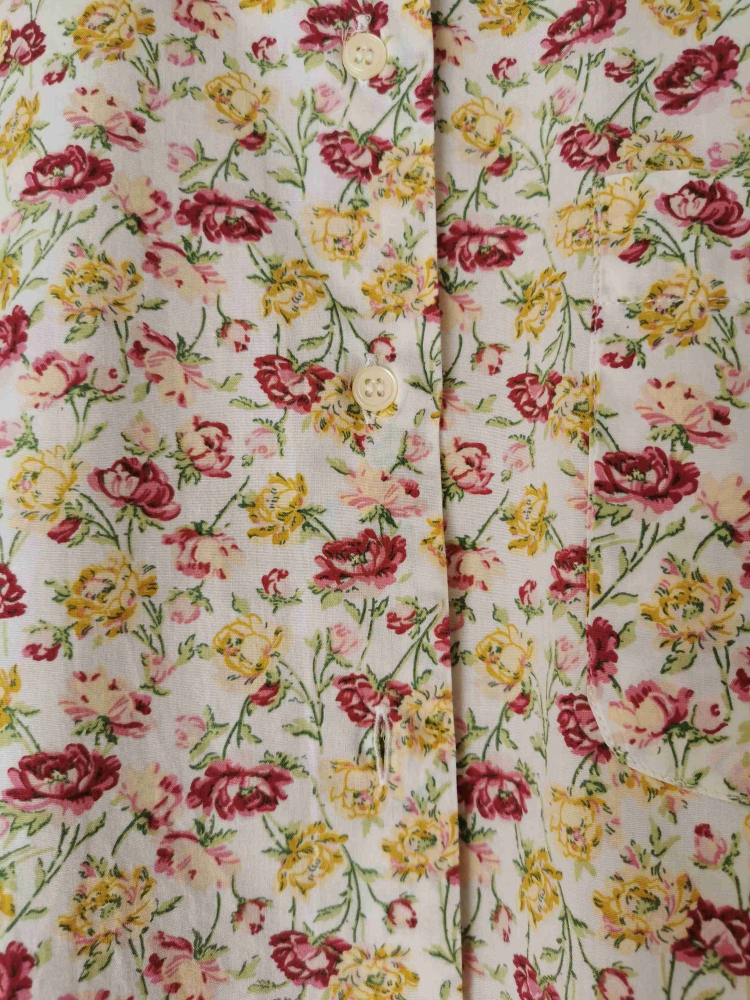 Floral short-sleeved shirt
 Base