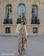 diana porte les slingbacks FERNANDO à talon vert d'eau avec une salopette imprimé fleurs