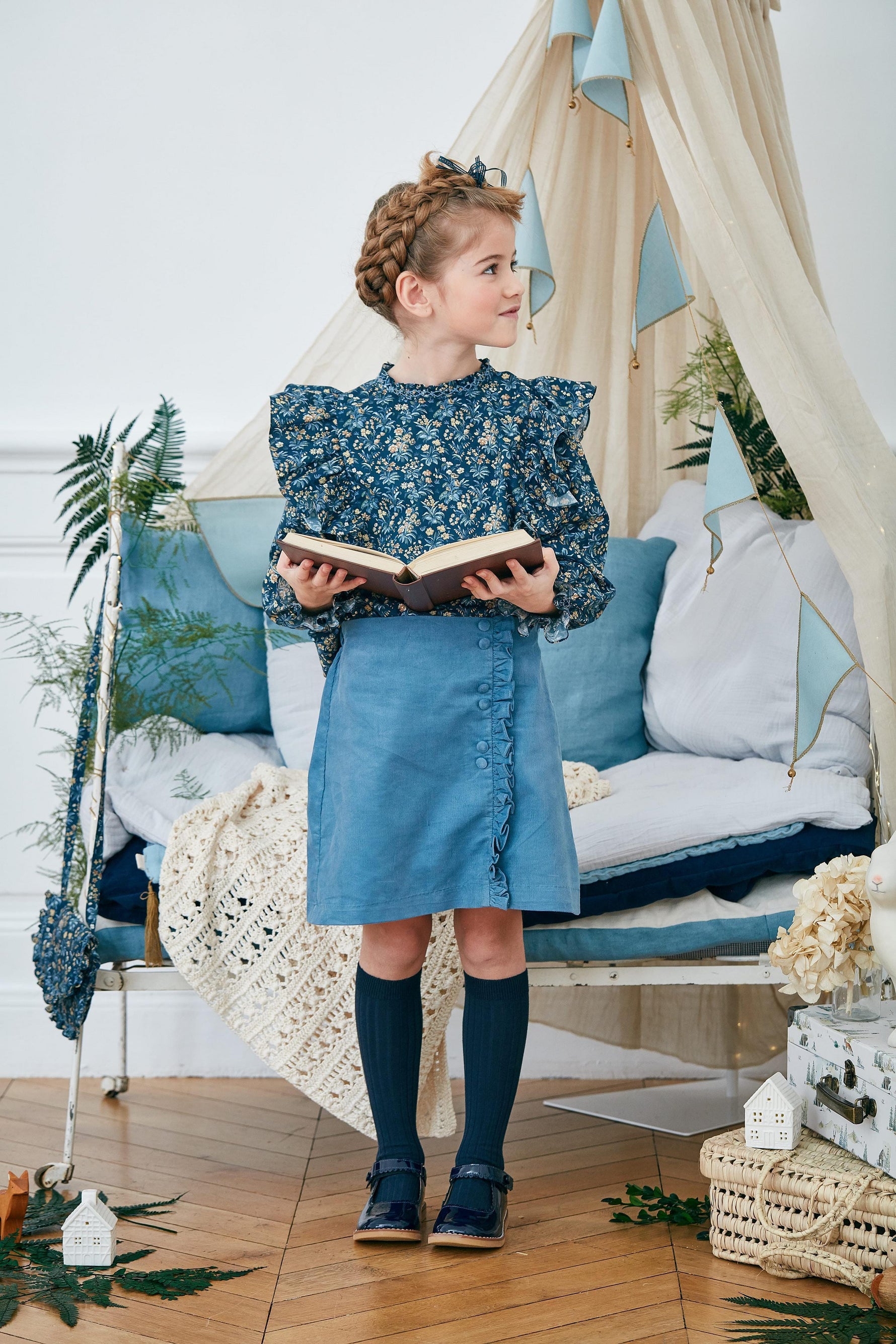 Dorothée, Jupe portefeuille à volants, en Velours côtelé bleu porcelaine - Dorothée, Ruffled wrap skirt, in Blue porcelaine corduroy