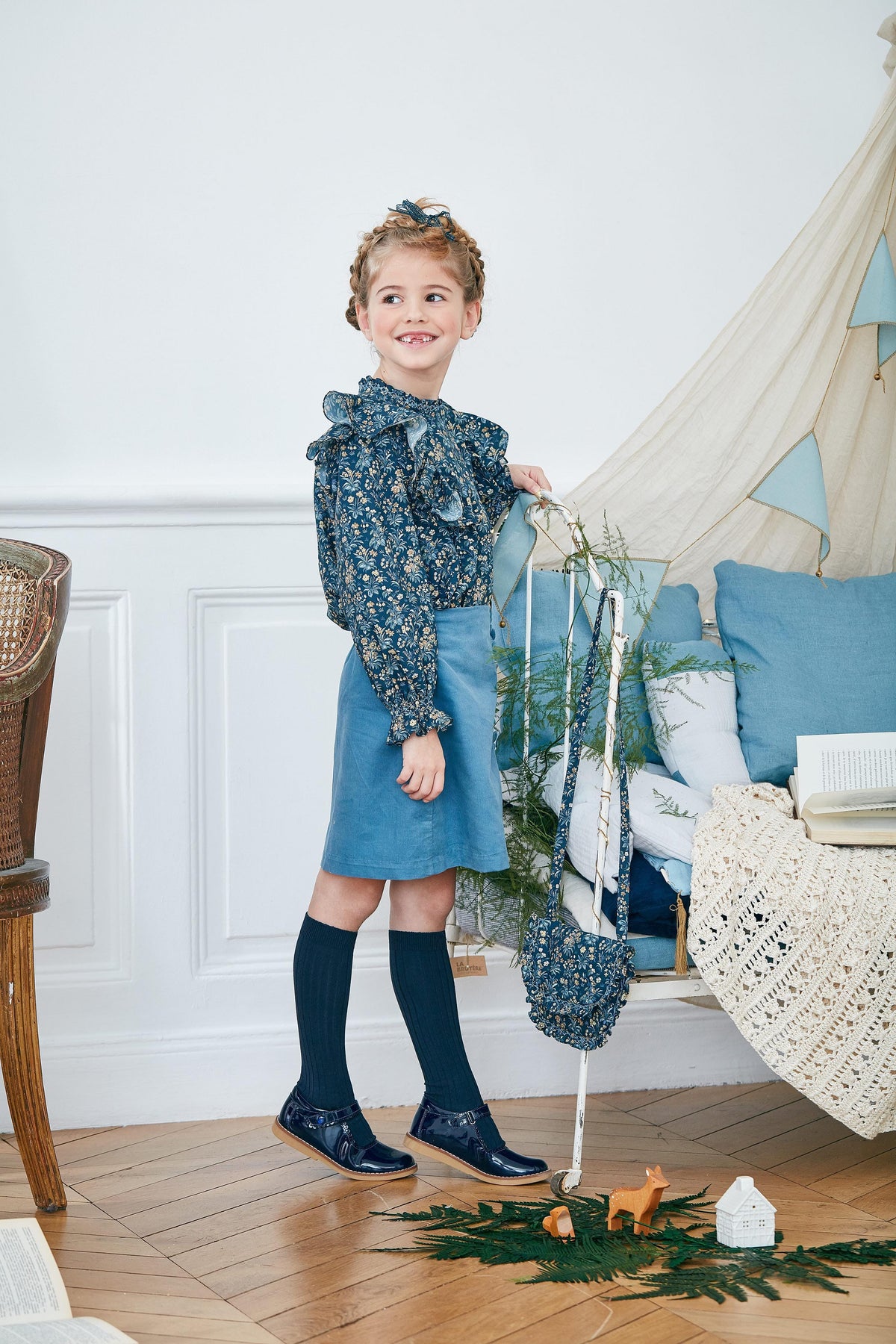 Dorothée, Jupe portefeuille à volants, en Velours côtelé bleu porcelaine - Dorothée, Ruffled wrap skirt, in Blue porcelaine corduroy