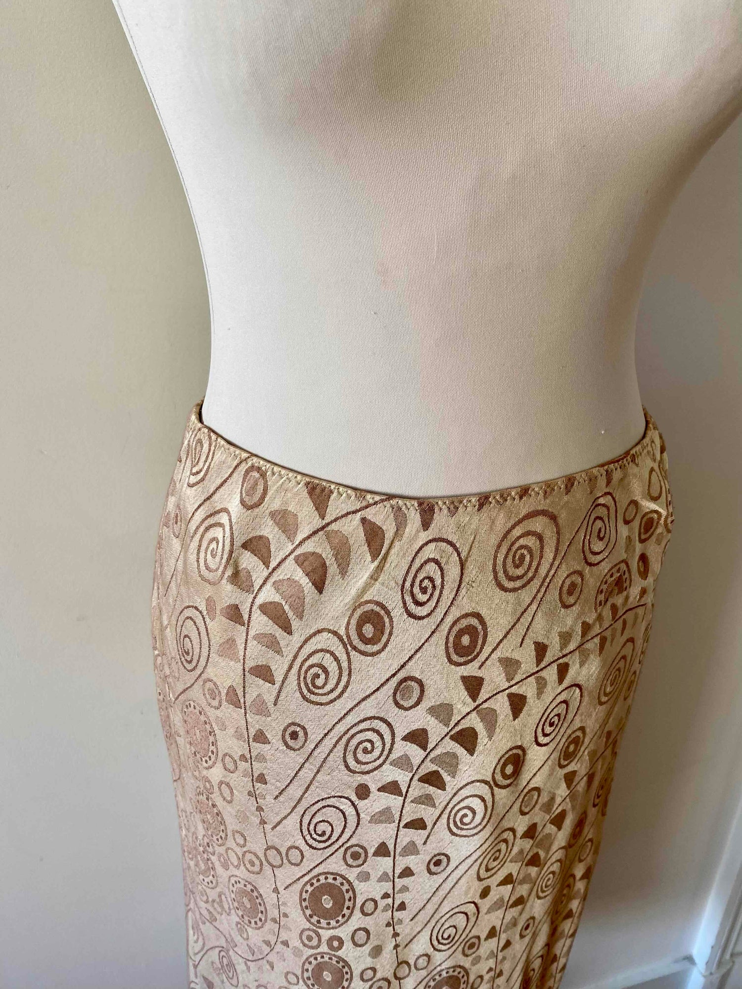 Jupe midi damassée en satin viscose beige