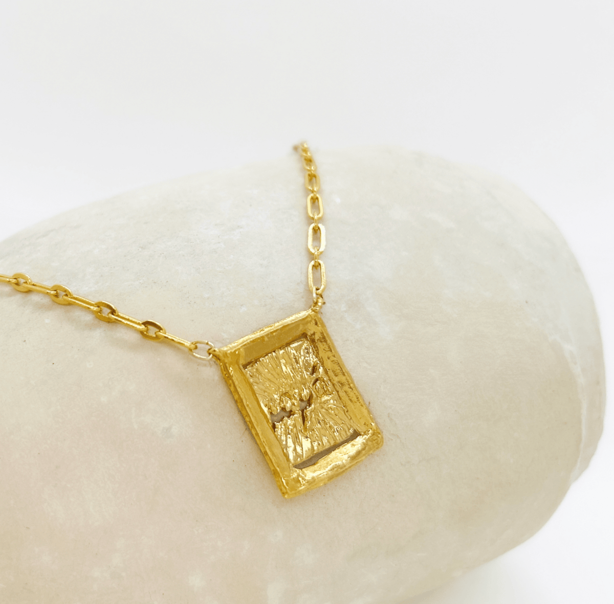 Elise Tsikis Paris Collier Prastia - archive