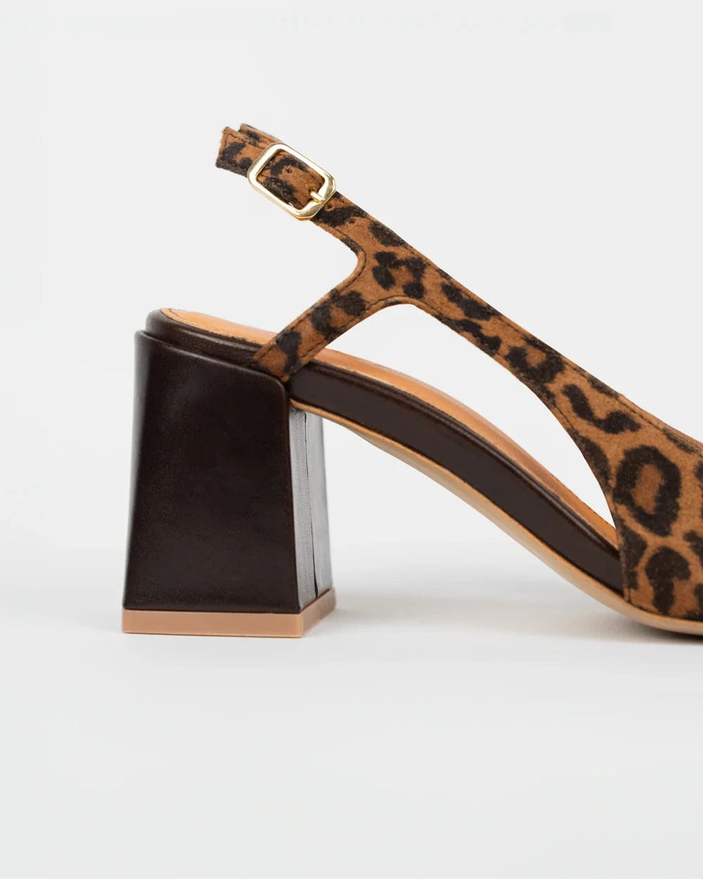 Zoom sur le talon des slingbacks escarpins en cuir léopard pour femmes. Confortables et élégantes