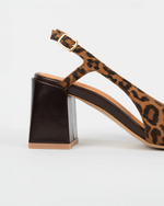 Zoom sur le talon des slingbacks escarpins en cuir léopard pour femmes. Confortables et élégantes