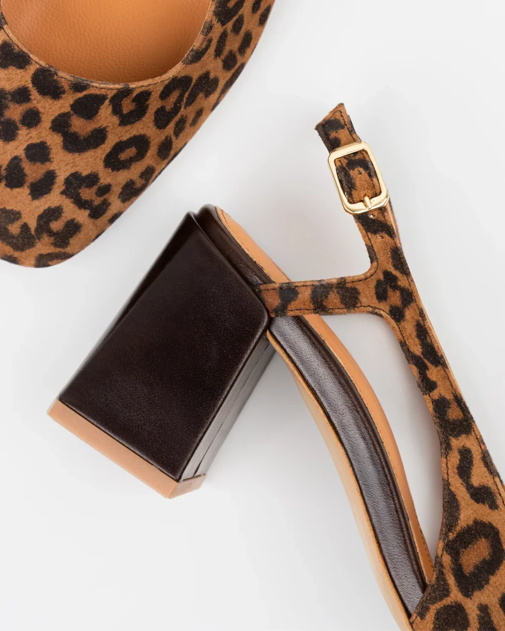 Zoom sur les slingbacks escarpins en cuir léopard à talon pour femmes. Confortables et élégantes