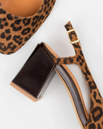 Zoom sur les slingbacks escarpins en cuir léopard à talon pour femmes. Confortables et élégantes