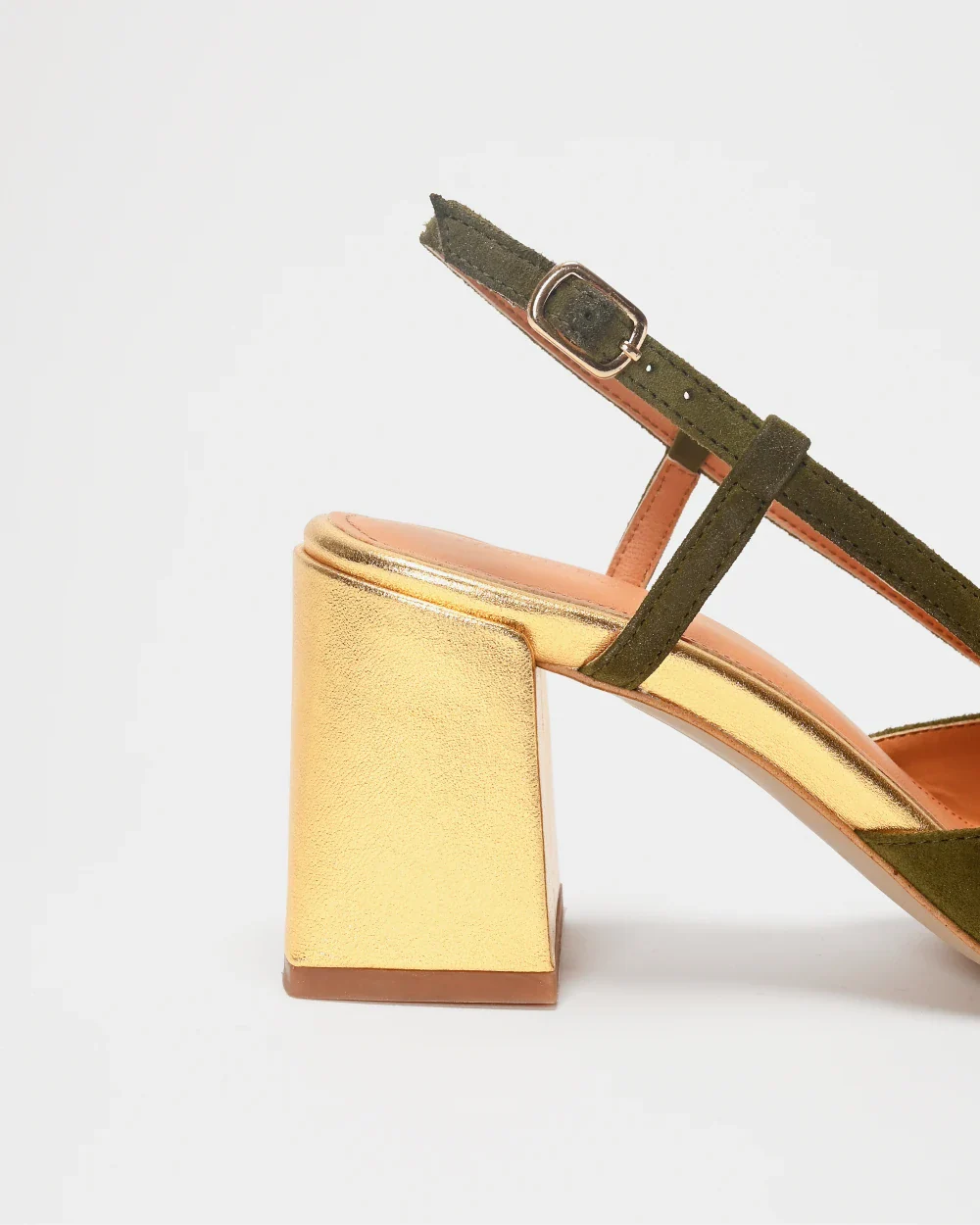 Les slingbacks FERNANDO en cuir daim kaki et cuir metallise or, des souliers féminins, élégants et confortables