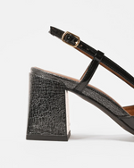 zoom sur le talon de FERNANDO slingbacks à talon pour femme avec une bride réglable. En cuir vernis noir, un style intemporel, élégant et retro