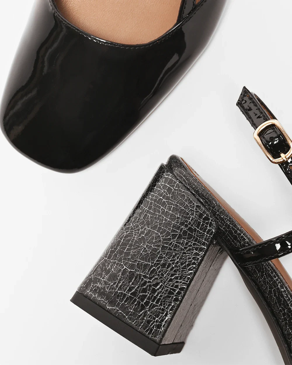 Bout carré et talon épais de 7cm pour FERNANDO slingbacks à talon pour femme avec une bride réglable. En cuir vernis noir, un style intemporel, élégant et retro