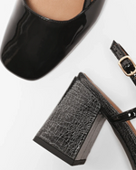 Bout carré et talon épais de 7cm pour FERNANDO slingbacks à talon pour femme avec une bride réglable. En cuir vernis noir, un style intemporel, élégant et retro