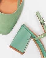 Les slingbacks FERNANDO en cuir vernis vert d'eau et cuir bleu azur, des souliers féminins, élégants et confortables