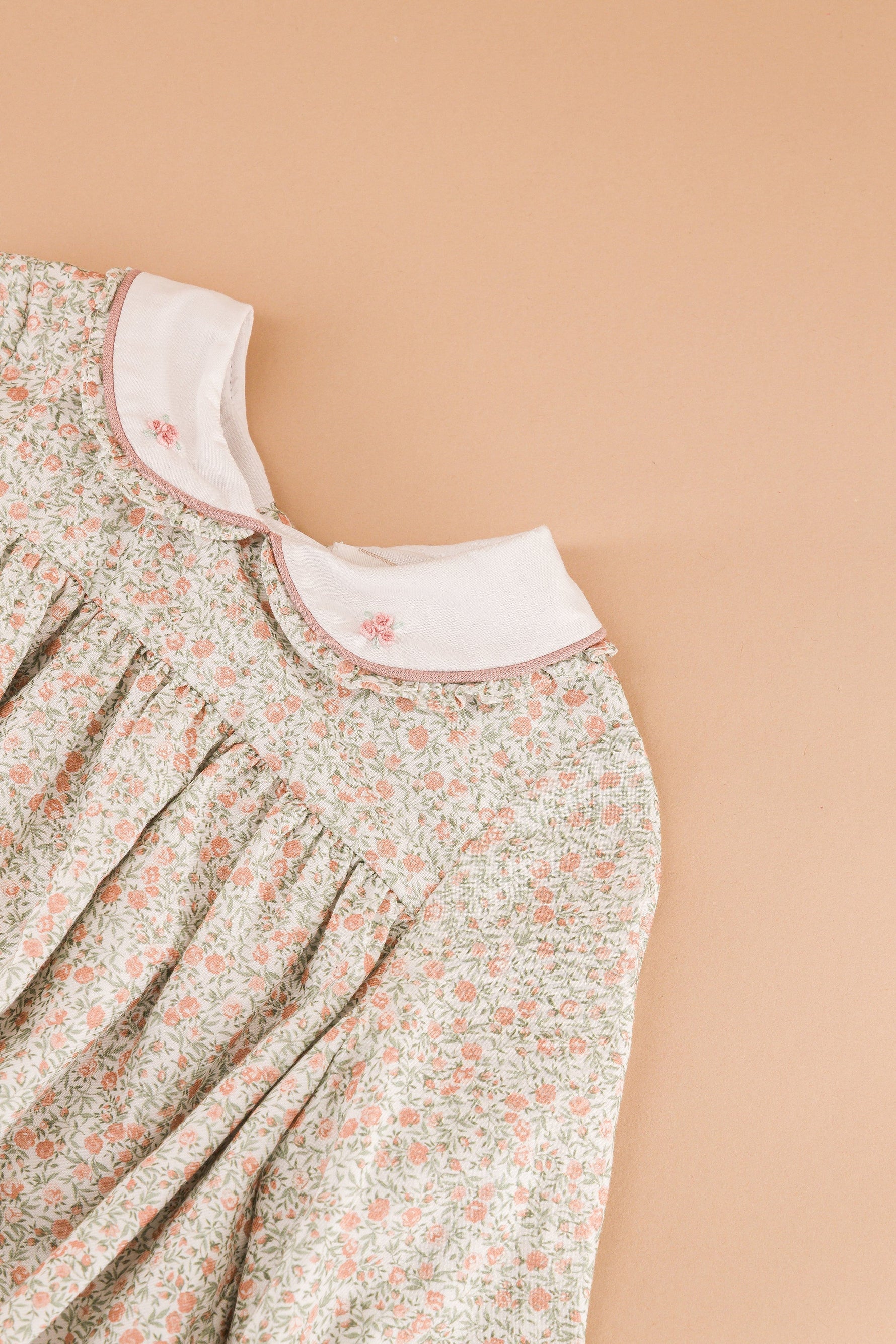 Gracie, barboteuse en rose vif et imprimé thé