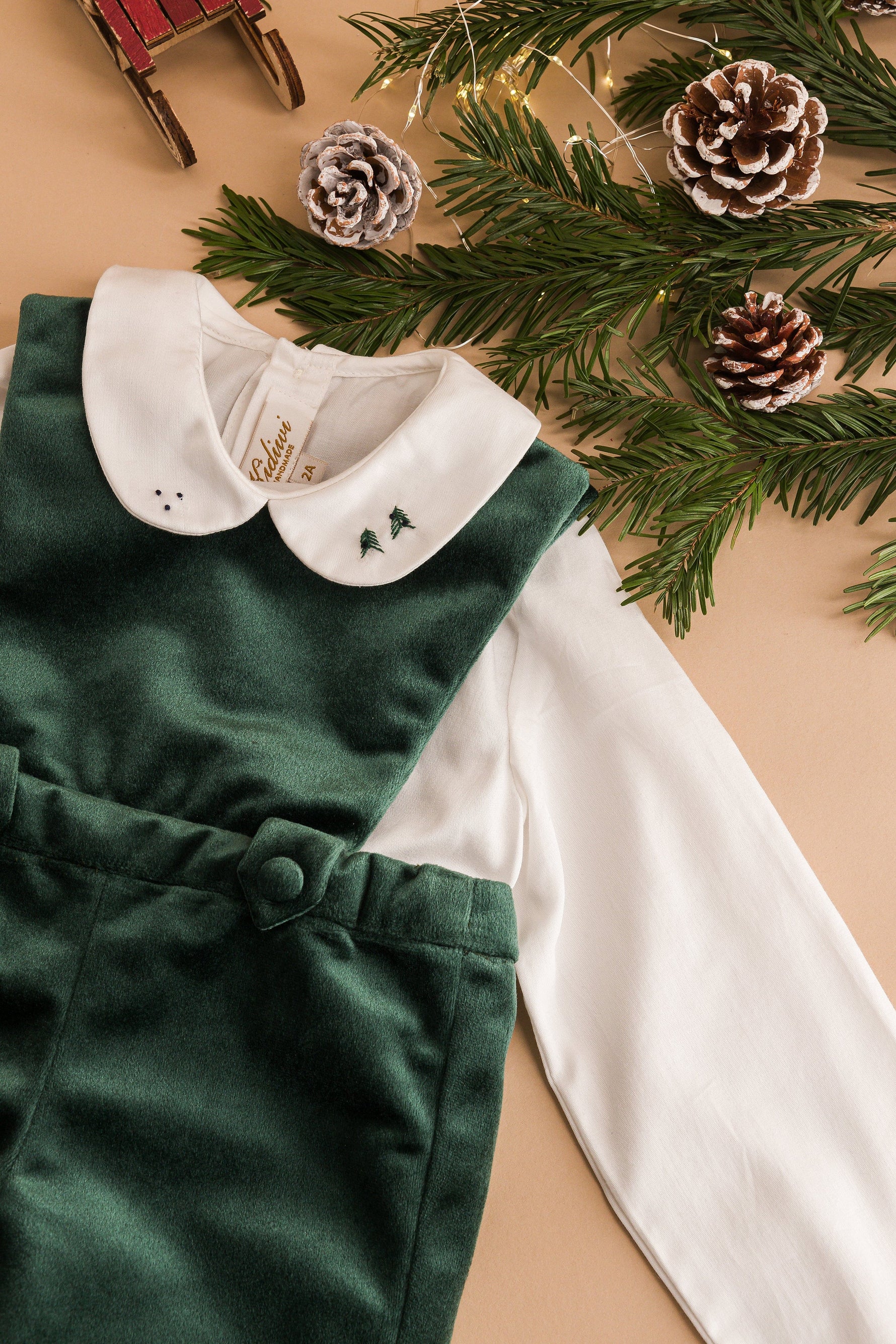 Harry, chemisier en sergé blanc bio avec broderies sapins verts