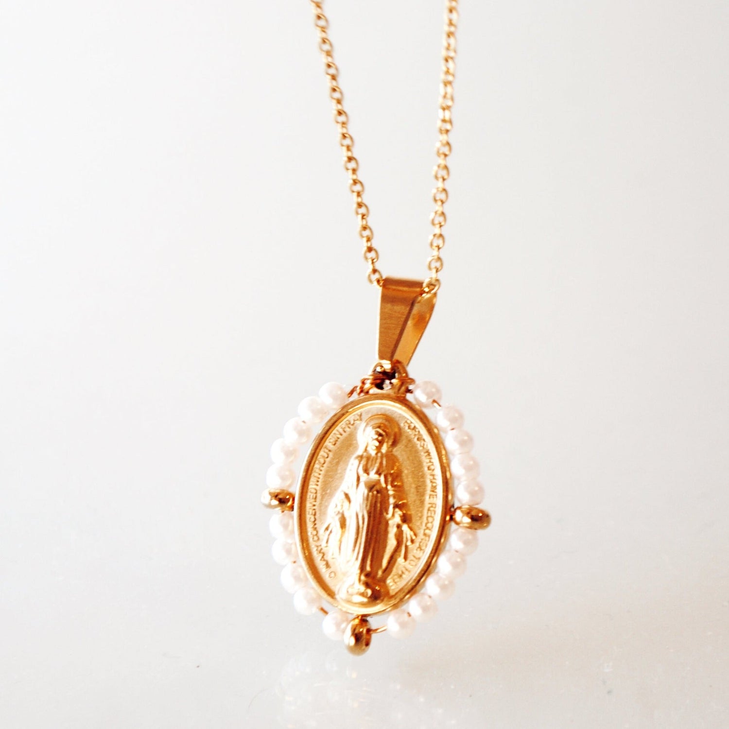 Collar Virgencita bolitas blancas