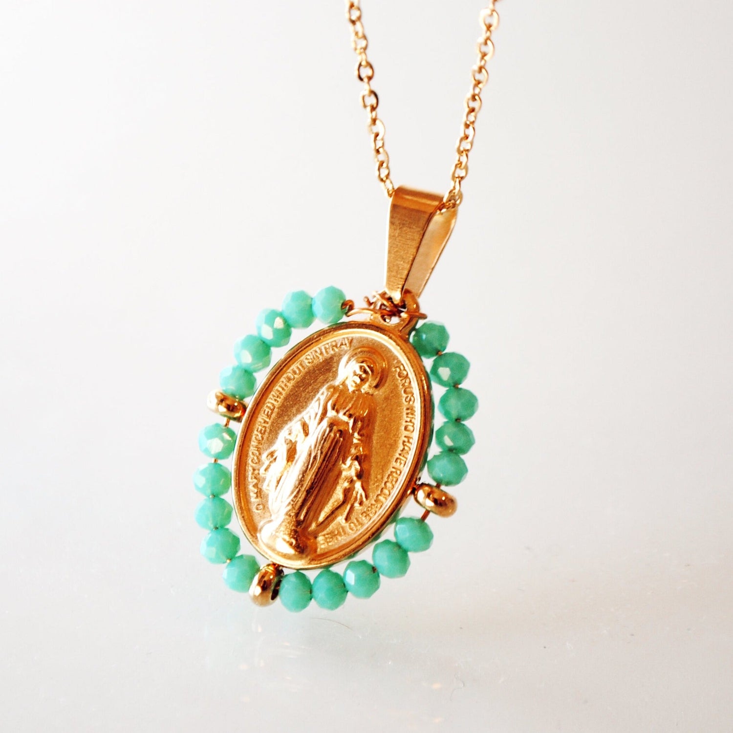 Collar Virgencita bolitas azules